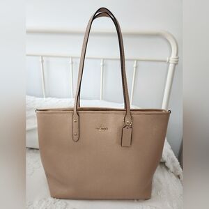 Coach Tan Leather Shoulder Bag With Gold Accents.  BEAUTIFUL F57523